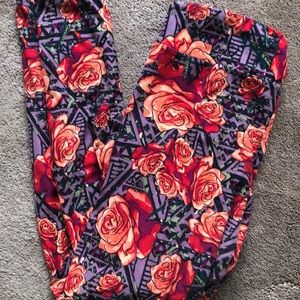 Lularoe curvy leggings lattice and roses